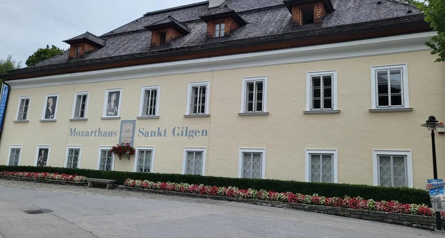 the house where the mother of the great musical genius, Mozart, was born, on whose exterior walls is written "Mozarthaus Sankt Gilgen"