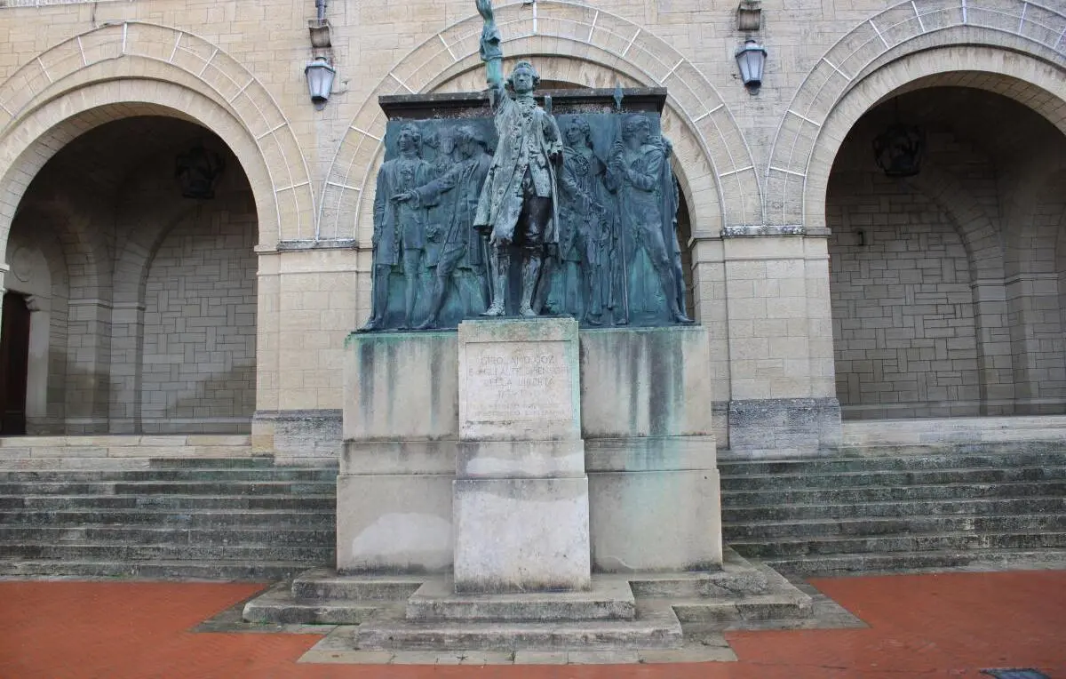 San Marino, Piazzale Sant'Agata, Monumento Girolamo Gozi