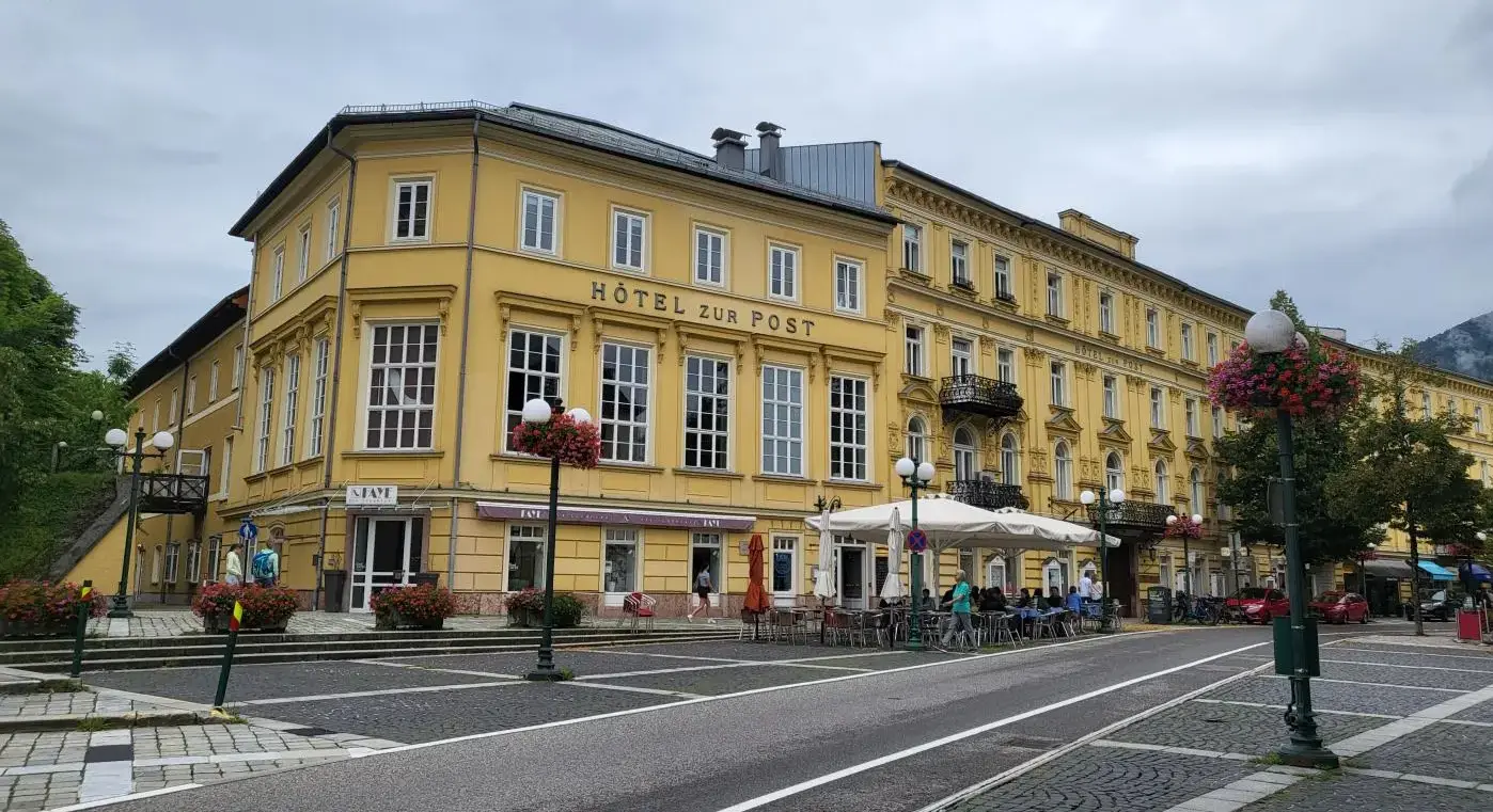 The former Hotel zur Post is the oldest in the city, located between St. Nicholas Church and the Lehar Summer Theater