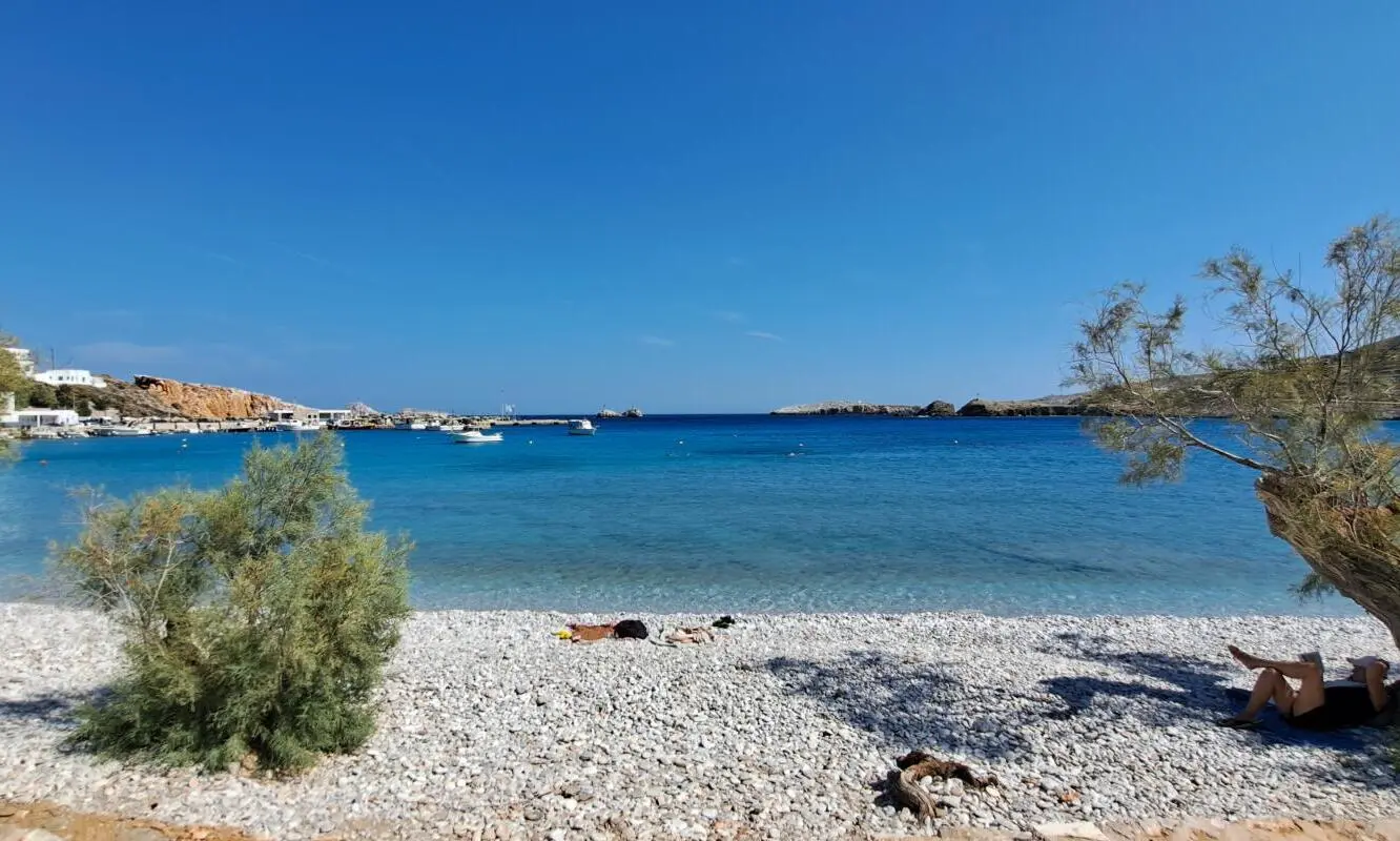 Chochlidia beach, Karavostasis port