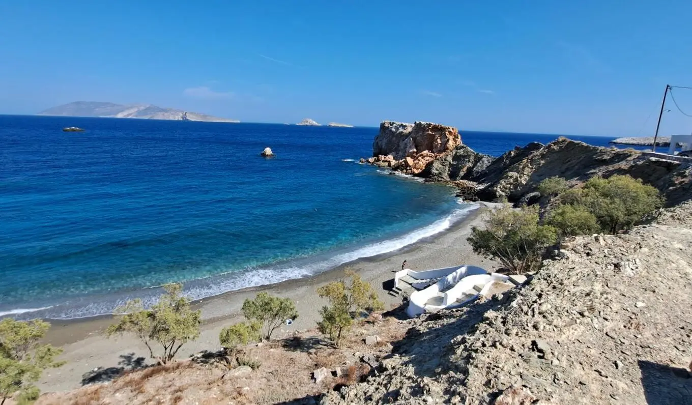 Vardia beach, Karavostasis port